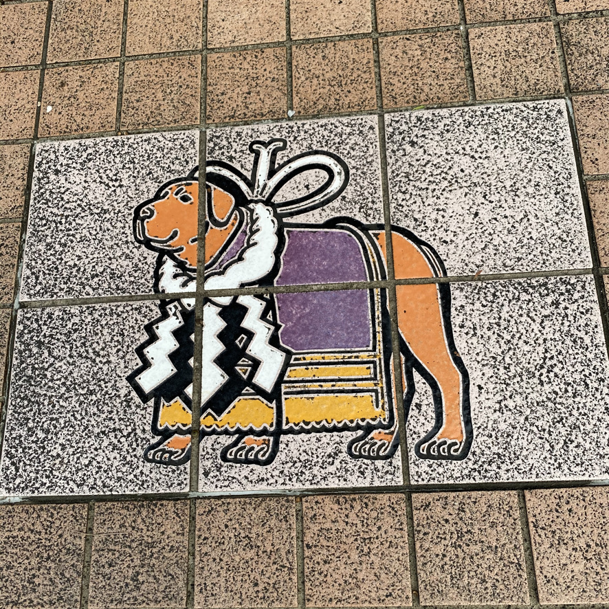 歩道に描かれた土佐犬の絵