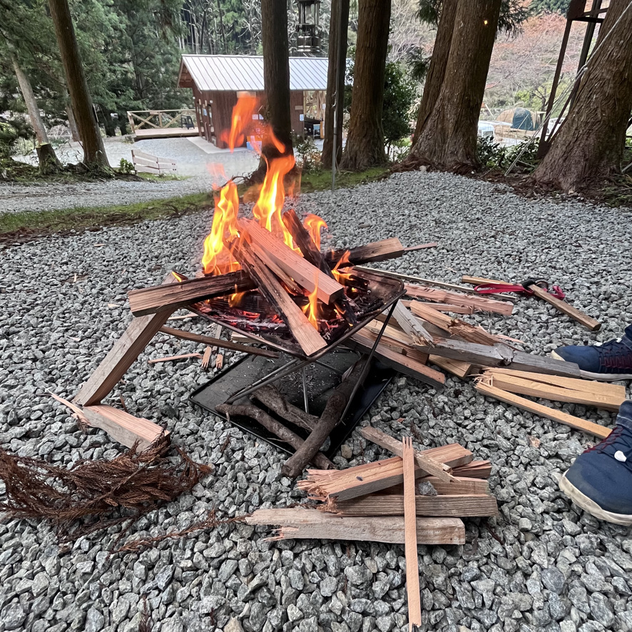 たくさんの薪と焚き火