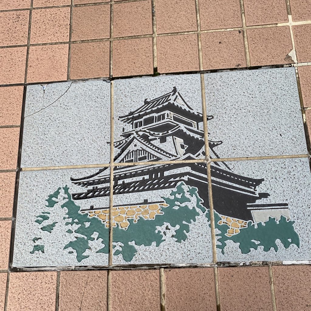 歩道に描かれた高知城の絵